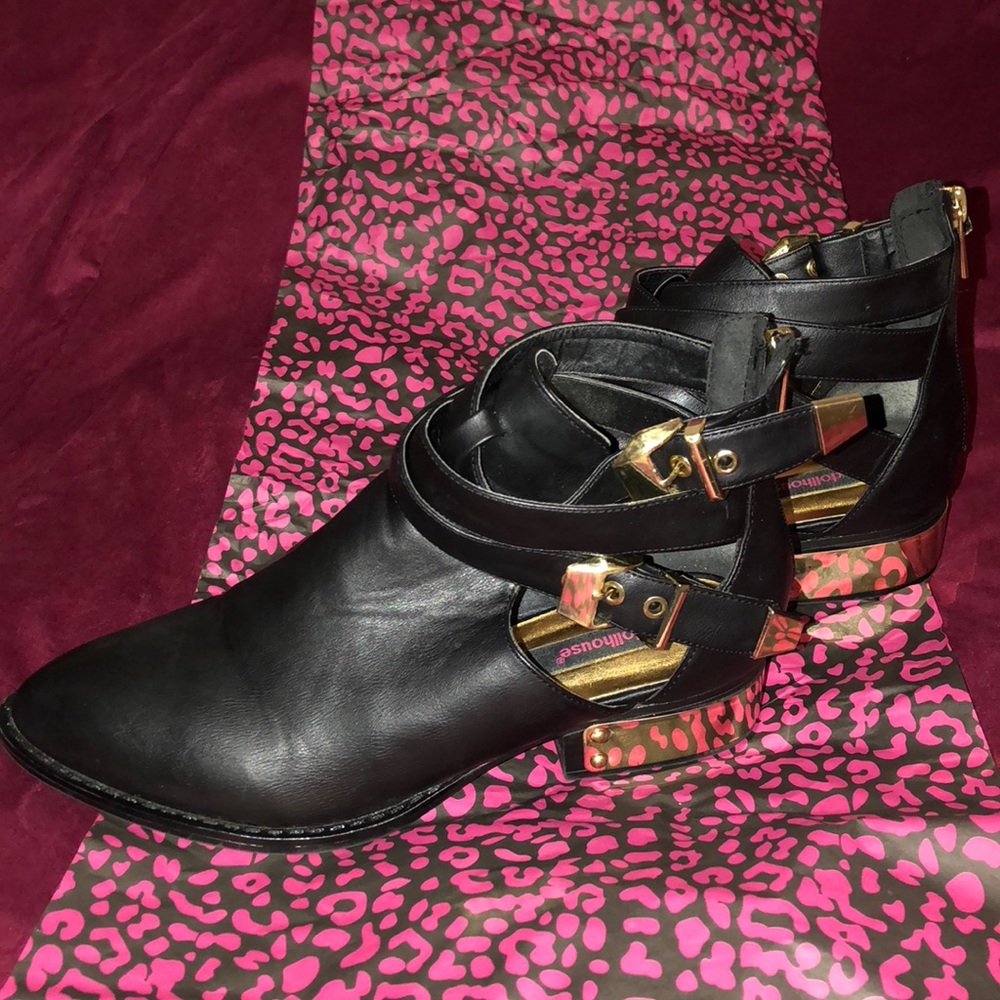 Black pointed toe Booties